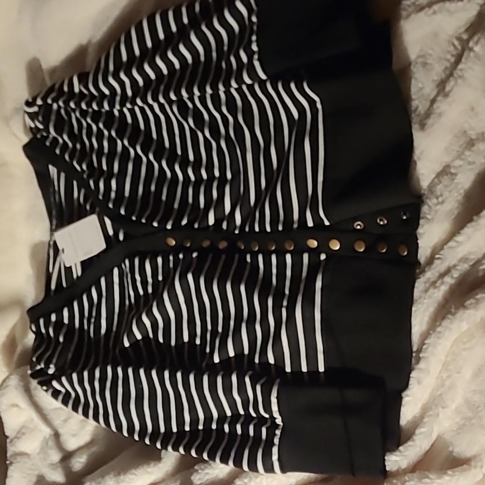 $5🧨 CO. WEAR Horizontal Striped Sweater Black & White - Picture 3 of 16